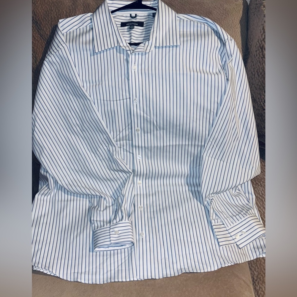 Kenneth Cole REACTION Striped Blue & White Button Up Mens Dress Shirt. (XXL)